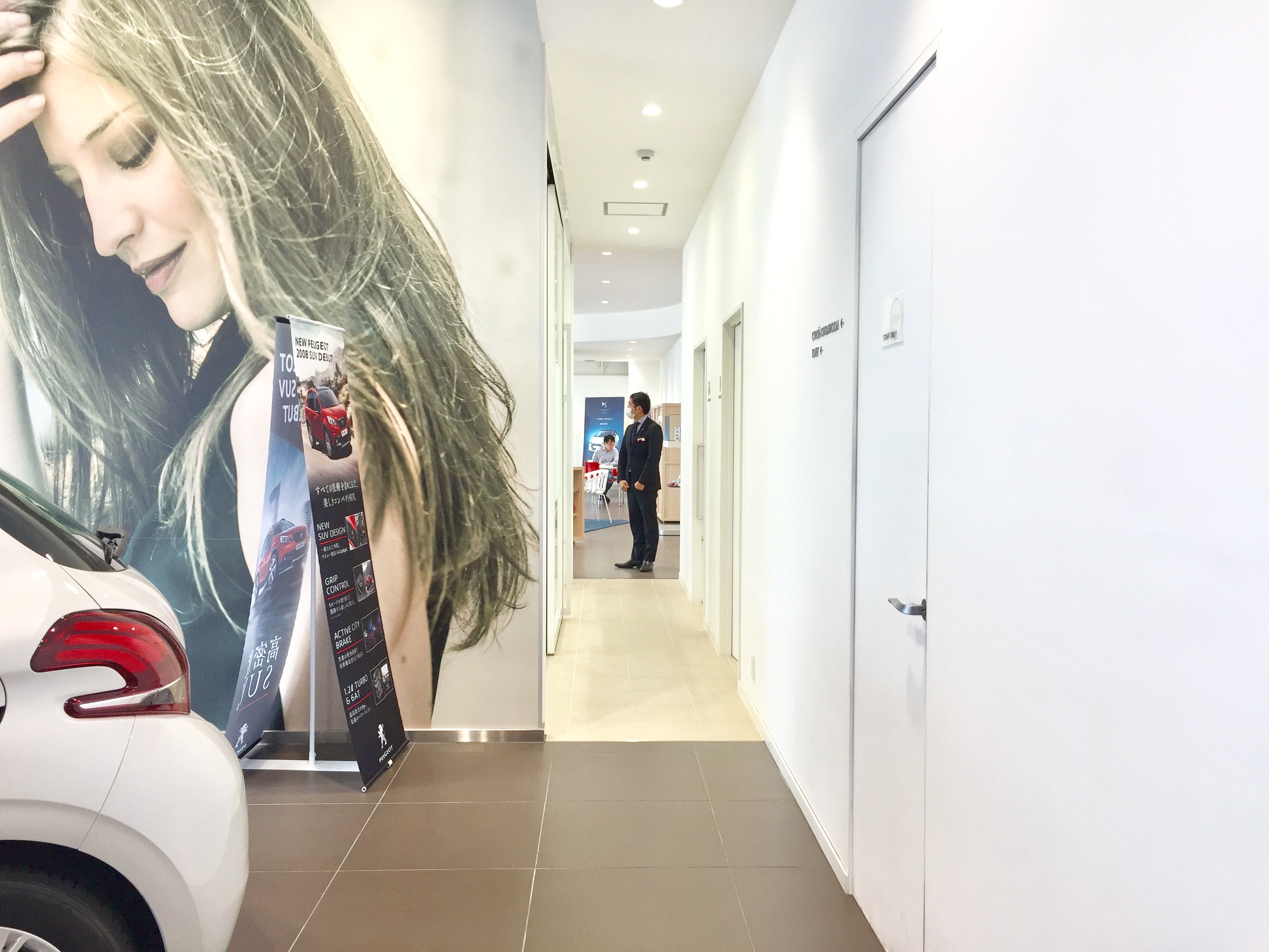 お隣で展示会をしております