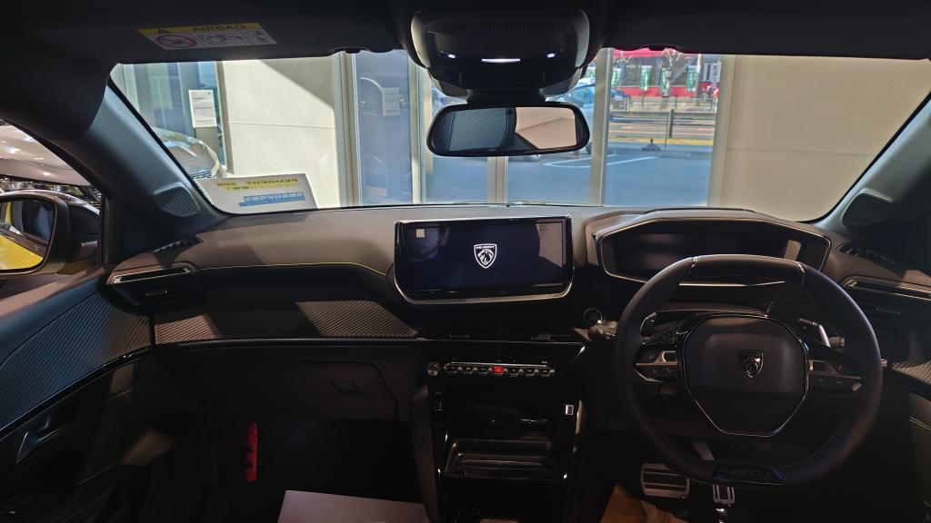 NEW PEUGEOT 208 HYBRIDデビューフェア開催中✨️